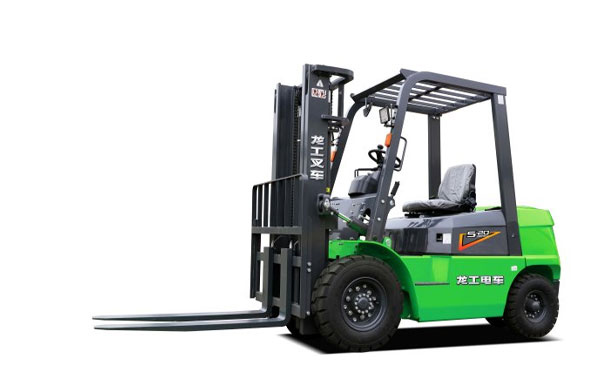  <a href='http://www.gslonking.com/case/' target='_blank' title='酒泉龙工叉车' ><strong>酒泉龙工叉车</strong></a>全方位操作与维护指南：优化效率与延长使用寿命  在现代化的物流和仓储行业中，叉车作为重要的物料搬运设备，承担着不可或缺的角色。龙工叉车以其卓越的性能和稳定的质量，受到了广泛欢迎。本文章将深入探讨龙工叉车的操作与维护全攻略，帮助您提高工作效率，延长设备使用寿命。   一、龙工叉车的基本构造  在深入操作与维护之前，了解龙工叉车的基本构造至关重要。叉车主要由以下几个部分组成：  1. 底盘：是叉车的基础，支撑其整个结构，承受重物的压力。  2. 动力系统：大多数龙工叉车采用柴油、液化气或电池驱动，动力系统的选择直接影响叉车的使用场景和效能。  3. 升降系统：负责叉车的上下升降动作，采用液压系统，确保负载的稳定性和安全性。  4. 操控系统：包括方向盘、控制杆、踏板等，操控系统的灵敏度与人机工程学设计直接影响操作的舒适度和安全性。  5. 安全装置：如防倾斜装置、警报器和安全带等，以确保操作人员和货物的安全。   二、龙工叉车的操作指南  使用龙工叉车时，操作人员需遵循一系列的操作步骤，以确保高效和安全的搬运过程。   1. 操作前的准备  - 检查叉车状态：在操作前，请检查叉车的机油、液压油和冷却液的水平，确保动力系统正常运转。  - 检查轮胎：确保轮胎气压正常，避免因轮胎问题导致的安全隐患。  - 仔细检查安全装置：确保所有安全装置正常工作，包括安全带和防倾斜装置。   2. 启动操作  - 安全检查：在启动叉车之前，再次核实周围无障碍物，确保行驶道路畅通。  - 启动发动机：依照说明书的步骤启动发动机，注意听是否有异常声响。  - 温暖机器：在正式操作前，让叉车预热几分钟，以保证各部件充分润滑。   3. 操作过程中的注意事项  - 负载管理：不同型号的龙工叉车有不同的承重限制，务必遵循相关规定，避免超载。  - 驾驶技巧：保持稳定的驾驶速度，尤其是在转弯时，应减速行驶，确保平稳。  - 货物搬运：将货物提升至适当高度，尽量靠近叉车正下方搬运，防止重心偏移导致叉车倾斜。   4. 停车和关闭叉车  - 规范停车：在停车时，应将叉车停放在平地上，并将货叉降低至地面，确保叉车稳定。  - 启用手刹：使用手刹固定叉车位置，以避免意外滑动。  - 关闭叉车：最后，按照操作手册的步骤关闭发动机，并进行必要的安全检查。   三、龙工叉车的定期维护与保养  恰当的维护与保养是延长龙工叉车使用寿命的关键。以下是叉车维护的详细指南。   1. 日常维护  - 清洁叉车：每日操作结束后，应对叉车进行清洁，特别是液压系统和轮胎部分。  - 润滑保养：定期对活动关节、轴承和链条等进行润滑，确保机械部件的灵活性与稳定性。  - 检查液体水平：每周检查机油、液压油和冷却液的水平，如果发现缺少应及时添加。   2. 定期保养  - 更换机油：根据使用频率，建议每500小时或每个月更换机油和机油滤清器。  - 检查电池：对于电动叉车，定期检查电池的电量和接头的连接状态，确保充电系统正常。  - 刹车系统：定期检查刹车片的磨损情况，如发现过度磨损，及时更换。   3. 年度检修  - 全面检验：每年至少进行一次全面检修，包括对整个叉车的电气系统、液压系统和动力系统进行检查。  - 专业人员检查：建议找专业的维修人员进行检修，确保叉车的每一个部件都在最佳状态。   四、提升叉车操作效率的小技巧  为了在使用龙工叉车的过程中进一步提高工作效率，以下小技巧可以帮助您更好地管理工作流程。   1. 优化工作流程  - 合理安排工作时间：根据工作量合理安排叉车的使用时间，减少不必要的等待和闲置，提高工作效率。  - 使用合适的叉车：根据不同工作场合选择合适的叉车类型，如酒泉电动叉车适合室内操作，而酒泉内燃叉车适合户外重载工作。   2. 培训操作人员  - 定期培训：对操作人员进行定期的专业培训，提高他们的操作技能和安全意识，避免因操作不当导致的事故。  - 分享经验：鼓励操作员之间分享工作经验，提升团队整体的作业效率。   3. 维护工作环境  - 保持工作区域清洁：保持作业区域的整洁与规整，确保叉车操作的顺畅，不易造成事故。  - 设置交通标识：根据业务需求设置清晰的交通标识和警示牌，提高场内的安全性。   总结  酒泉龙工叉车凭借其划算的性价比和卓越的性能，已成为许多企业物料搬运的首选设备。然而，合理的操作和维护是实现叉车高效运作的基础。通过掌握本文的操作与维护全攻略，您不仅能够提高工作效率，还可以大幅度延长叉车的使用寿命。希望每位叉车操作员能在安全的环境中，充分发挥酒泉叉车的优势，实现最佳的作业效果。